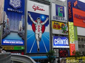 Foto: Berpose ala Ikonnya Dotonbori, Osaka Foto: Berpose ala Ikonnya Dotonbori, Osaka