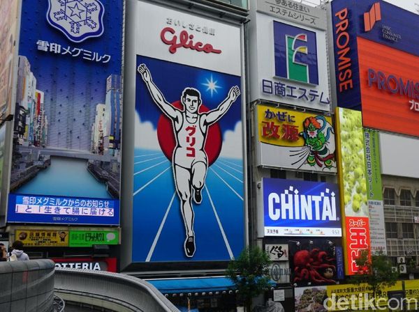 Foto: Berpose ala Ikonnya Dotonbori, Osaka