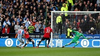 Rencana Huddersfield berjalan baik. Berawal dari kesalahan Juan Mata di lini tengah, mereka memetik keunggulan di menit ke-28 lewat Aaron Mooy. (Foto: Andrew Yates / Reuters)