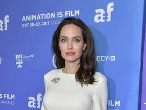 Quality Time Unik Angelina Jolie dan Anaknya: Makan Serangga