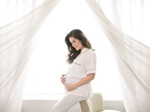 Sexy in Piama, Olla Ramlan Pamer Foto Maternity