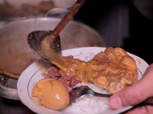 Antre Panjang Demi Sepiring Gudeg Pawon