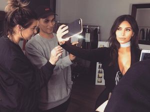 Happy Birthday Kim Kardashian! Lihat Lagi Foto Selfie Seksinya