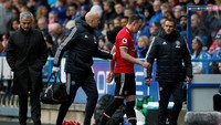 MU justru mendapatkan pertanda buruk di menit ke-23, saat Phil Jones terduduk di tengah lapangan. Dia pada akhirnya tak bisa melanjutkan pertandingan dan ditarik keluar untuk digantikan Victor Lindelof. (Foto: Andrew Yates / Reuters)