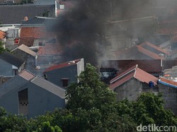 Kebakaran di Mampang, Warung Bakso dan Toko Sembako Hangus Terbakar