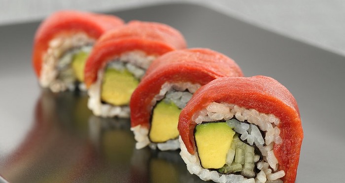 Supermarket Ini Bikin Tuna Sushi untuk Vegetarian dengan Bahan Tomat!