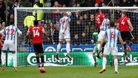 Namun tuan rumah tampil berani. Huddersfield bermain sabar dan menunggu kesempatan untuk melakukan serangan balik. (Foto: Andrew Yates / Reuters)