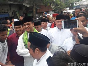 Berbaju Koko, Anies Hadiri Haul KH Muhammad Mansur di Jembatan Lima