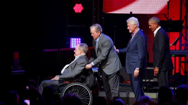 Bush Dorong Bush, 5 eks Presiden AS Bertemu dalam 1 Panggung