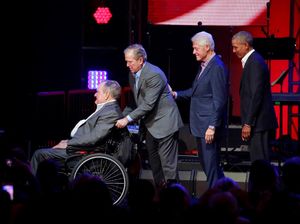 Bush Dorong Bush, 5 eks Presiden AS Bertemu dalam 1 Panggung