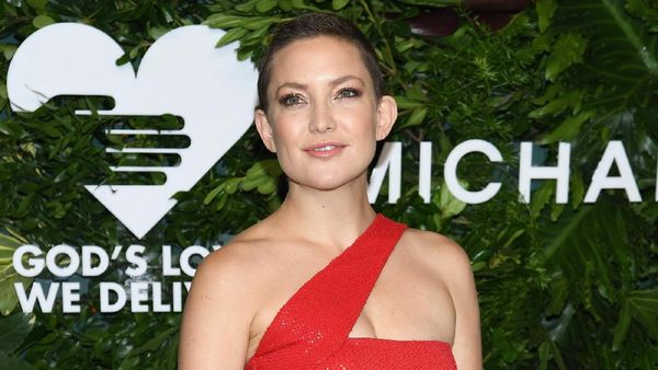Foto: Gaya Seksi Kate Hudson Berambut Cepak di Karpet Merah
