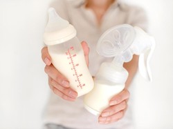 Cerita Viral Ayah yang Menyusui Bayinya