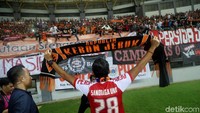 Sandi terlihat memberikan semangat kepada para The Jak Mania.