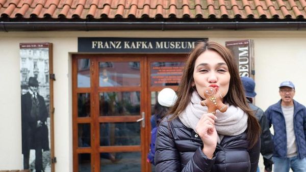 Eksis Terus... Luna Maya Lagi Jalan-jalan di Praha