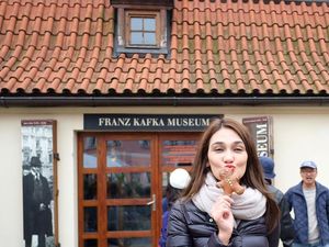 Eksis Terus... Luna Maya Lagi Jalan-jalan di Praha