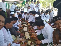 Santri Nurul Jadid Pecahkan Rekor MURI Makan Tabhek