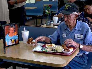 Mengharukan! Kakek Ini Lakukan Kencan Makan Siang dengan Foto Mendiang Istrinya