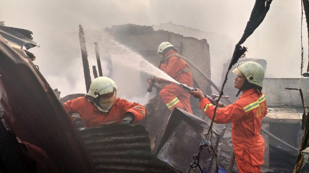 Melihat Aksi Pemadam di Kebakaran Warung Bakso di Mampang