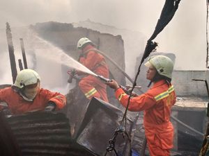 Melihat Aksi Pemadam di Kebakaran Warung Bakso di Mampang