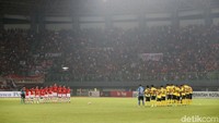 Sebelum pertandingan dimulai kedua tim tampak menundukan kepala sejenak sambil mengheningkan cipta sebagai ungkapan duka untuk Choirul Huda.