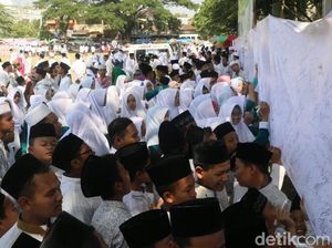 Santri di Malang Galang Tanda Tangan Perpu Ormas Jadi Undang-Undang