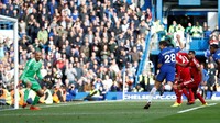 Momentum itu berhasil dijaga Chelsea. Giliran Cesar Azpilicueta mencetak gol di menit ke-87 dan membawa timnya kembali unggul. (Foto: Matthew Childs/ Action Images via Reuters)