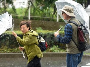 Melihat Aktivitas Warga Jepang di Tengah Topan