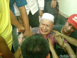 Syamsuddin Histeris Melihat Tokonya Hangus Terbakar di Mampang