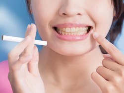 8 Penyebab Gigi Menjadi Kuning, Mulai dari Merokok Hingga Minum Kopi