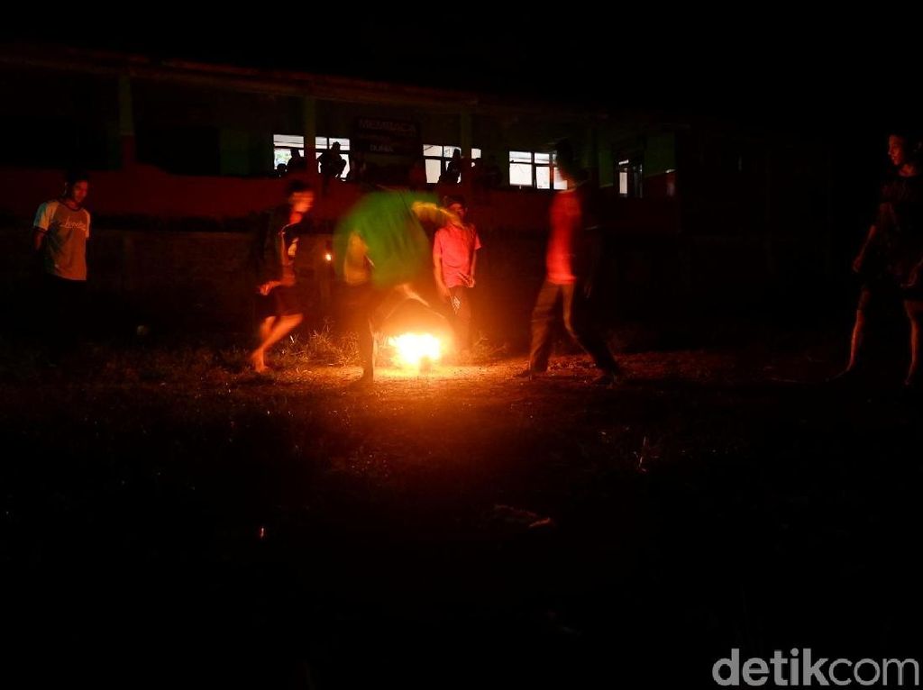 Sepakbola Api Untuk Peringati Hari Santri di Banjarnegara
