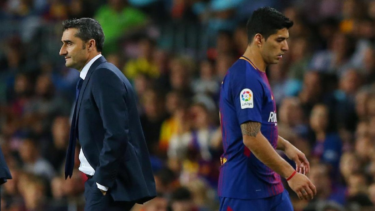 Luis Suarez memasang wajah masam saat melewati Ernesto Valverde (Foto: Albert Gea/Reuters)