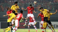 Dalam pertandingan di Stadion Patriot Candrabhaga, Minggu (22/10/2017) malam WIB, Persija dan Semen Padang masih bermain sama kuat 0-0.