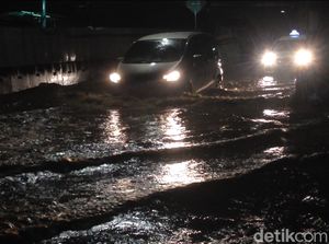 Banjir, Jalan Cawang Interchange Arah Cililitan Macet Banjir, Jalan Cawang Interchange Arah Cililitan Macet