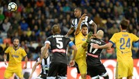Juve baru membalas di menit ke-14. Gol bunuh diri Samir membuat skor menjadi 1-1. Massimo Pinca/Reuters.