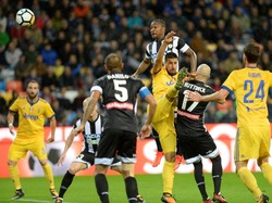 Juve baru membalas di menit ke-14. Gol bunuh diri Samir membuat skor menjadi 1-1. Massimo Pinca/Reuters.