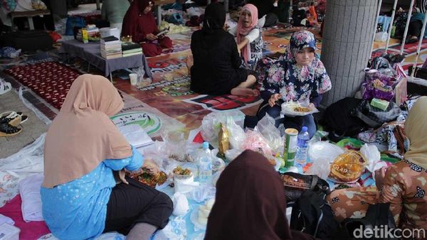 Foto: Pahlawan Devisa Piknik di Victoria Park, Hong Kong