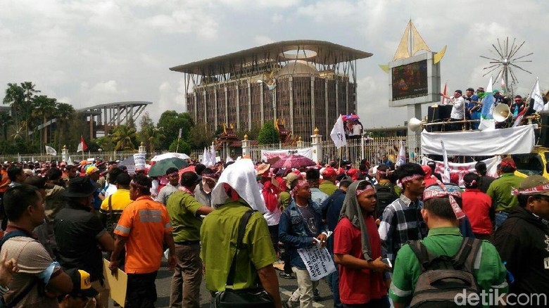 Pekerja Hutan Industri Demo di Pekanbaru Tolak Kebijakan Menteri LHK