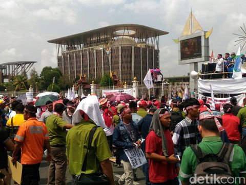 Buruh Hutan Industri di Pekanbaru Demo Kecam Kebijakan Menteri LHK