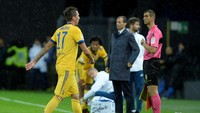 Mario Mandzukic berjalan meninggalkan lapangan setelah mendapat kartu merah di menit ke-26. Massimo Pinca/Reuters.