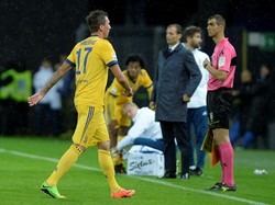 Mario Mandzukic berjalan meninggalkan lapangan setelah mendapat kartu merah di menit ke-26. Massimo Pinca/Reuters.