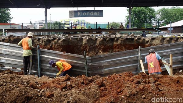 Melihat Proses Pembangunan Stasiun Klender