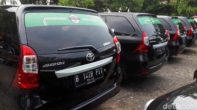 Taksi Online Bikin Jualan Mobil Merosot