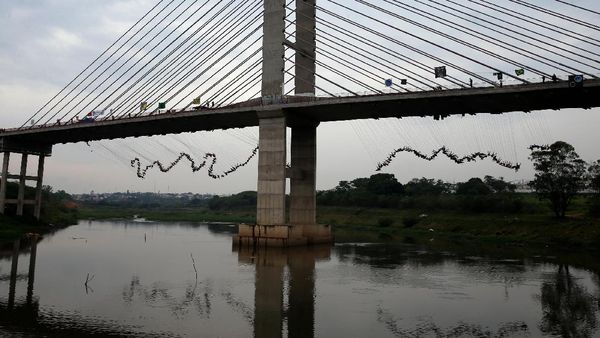 Ratusan Orang Lompat Bareng dari Jembatan di Hortolandia Brasil