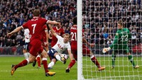 Harry Kane menjebol lagi jala Simon Mignolet pada menit ke-55 sekaligus memastikan kemenangan 4-1 timnya (Matthew Childs/Action Images via Reuters)