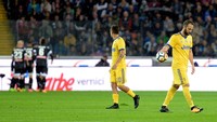 Gonzalo Higuain terlihat kecewa setelah gawang Juventus dibobol oleh Stipe Perica di menit ke-8. Massimo Pinca/Reuters.