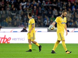 Gonzalo Higuain terlihat kecewa setelah gawang Juventus dibobol oleh Stipe Perica di menit ke-8. Massimo Pinca/Reuters.