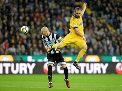 Bertandang ke Stadio Friulli, Juve cukup kerepotan menghadapi Udinese di awal babak pertama. Massimo Pinca/Reuters.