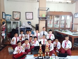 Tim Robotika SD ini Sabet 10 Medali di Kompetisi Robot di Bandung