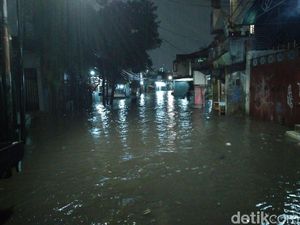 Jalan Kemang Utara IX Banjir, Kendaraan Tak Bisa Melintas