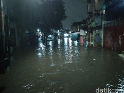 Jalan Kemang Utara IX Banjir, Kendaraan Tak Bisa Melintas
